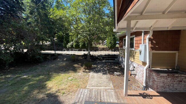 Building Photo - 2 Primary Suites + Huge Yard in Markham - ...