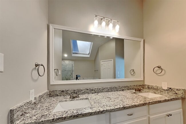 Building Photo - 16315 Chimneystone Dr