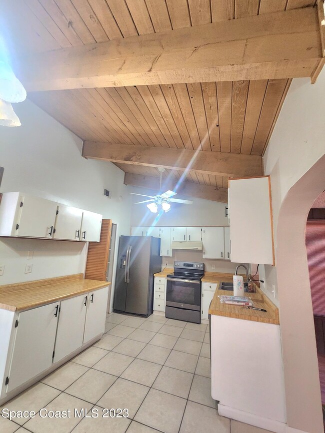 Building Photo - 230 Applewood Cir