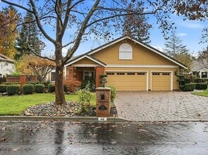 Building Photo - 66 Oakridge Ct