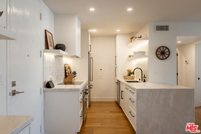 Building Photo - 1351 N Crescent Heights Blvd