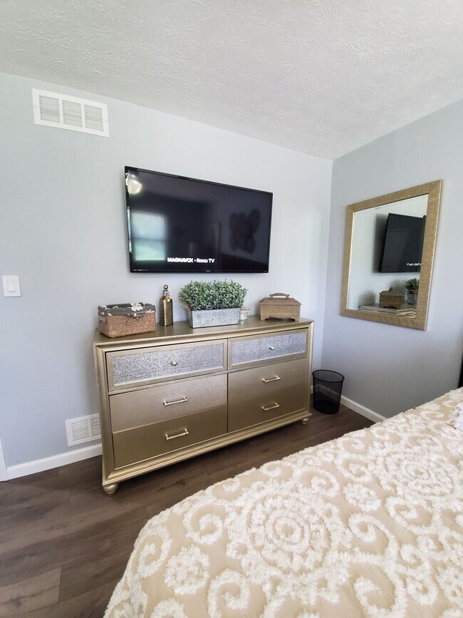 Building Photo - Fully Furnished Short-term rental Includes internet, cable, washer, dryer, etc