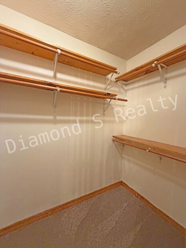 Building Photo - Charming 3 Bedroom in Desirable South Neig...