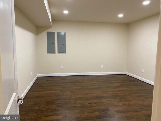 Building Photo - 42159 Tecumseh Hills Dr