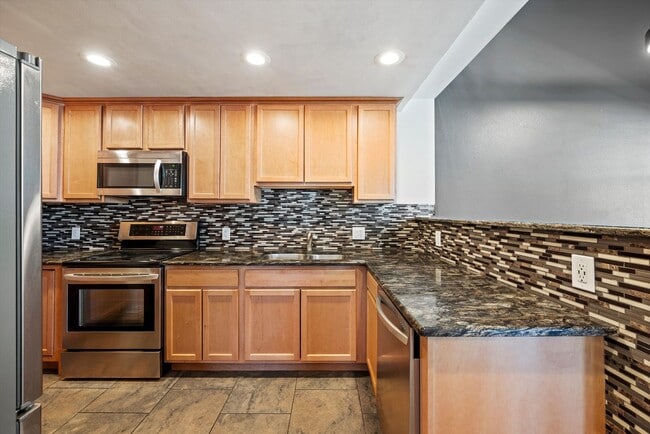Building Photo - Bright & Spacious 2BR/2BA Townhome with Loft, Fireplace & Private Garage