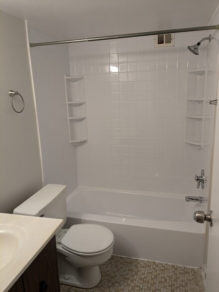 Bathroom/Tub - 6001 Arlington Blvd