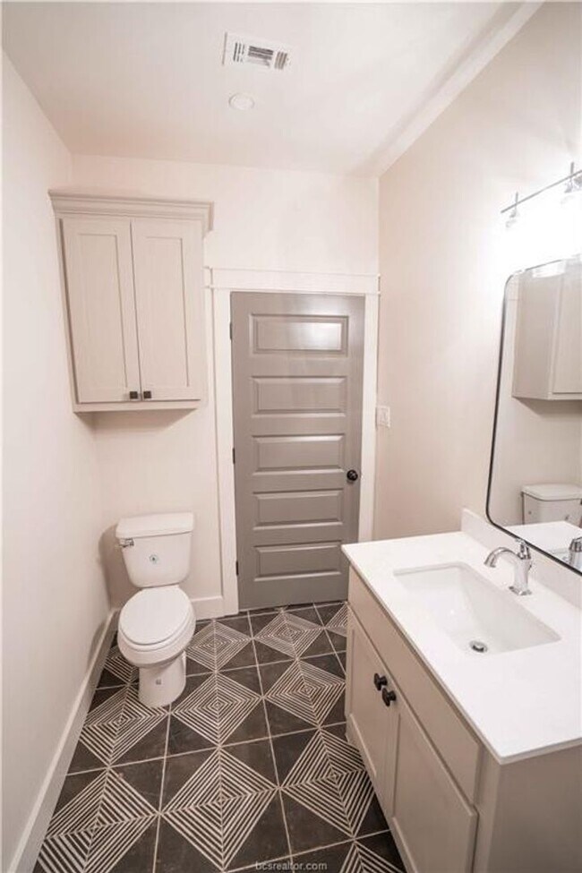 Building Photo - AUGUST 2026 PRE-LEASE!! Stunning Remodeled...