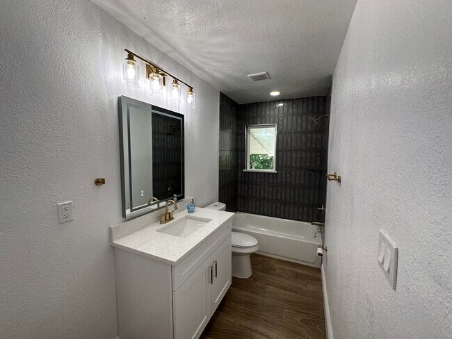 Building Photo - Beautiful 2 bedroom 1 bathroom newly remod...