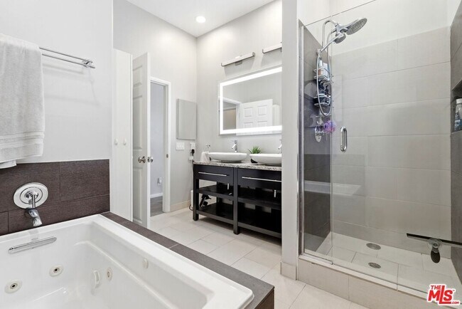 Building Photo - 1842 Greenfield Ave