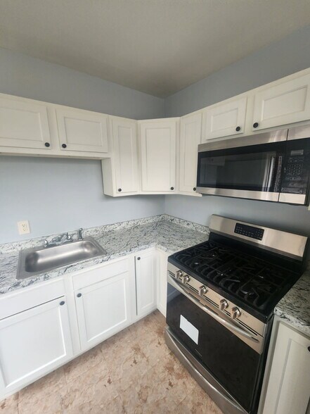 Building Photo - 2422 N Charles St