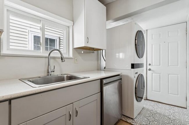 Building Photo - 710 W 31st St