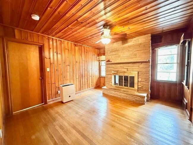 Building Photo - 2076 Azalea Cir