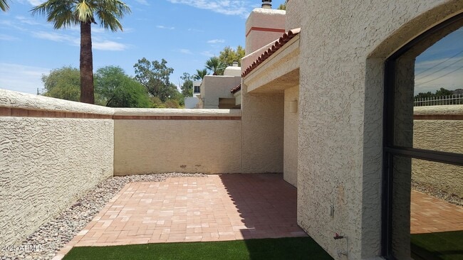 Building Photo - 2426 E Palo Verde Dr