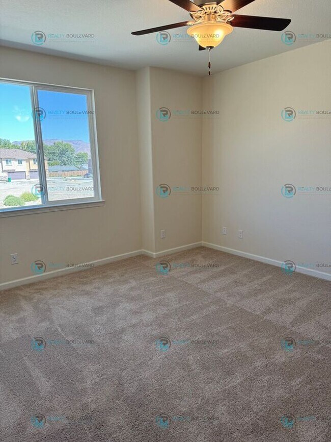 Building Photo - Half month FREE!!! Luxury and Convenience: Fully Equipped 3-Bedroom 2.5 Bathroom 2 car garage Con...