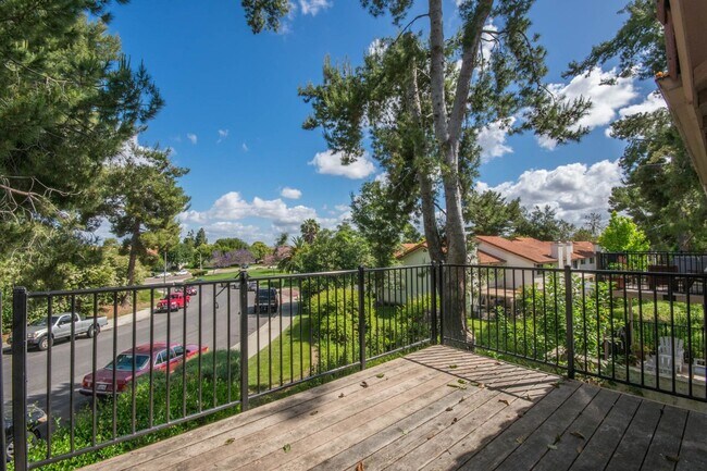 Building Photo - 3 Bedroom La Costa Home!