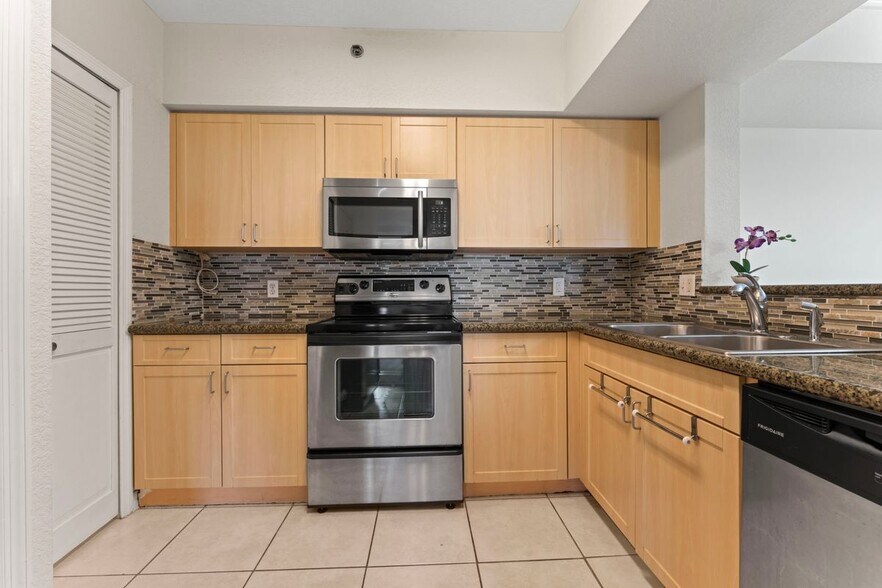 Building Photo - 9340 Fontainebleau Blvd