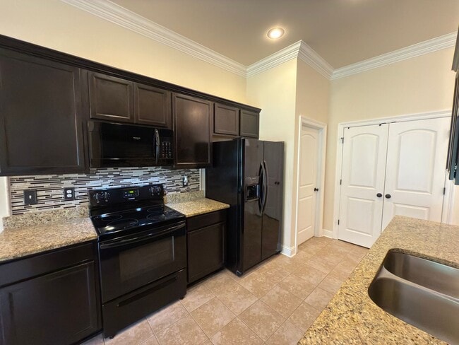 Building Photo - 3-Bedroom Home with Central AC, Gas Fireplace & Spacious Backyard