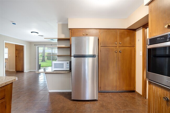 Building Photo - 2 Circle Dr