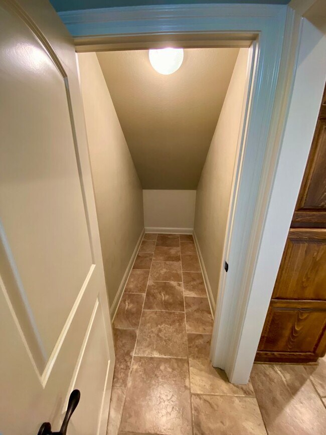 Building Photo - ** AVAILABLE JUNE 1ST ** STUNNING 4/3.5 IN...