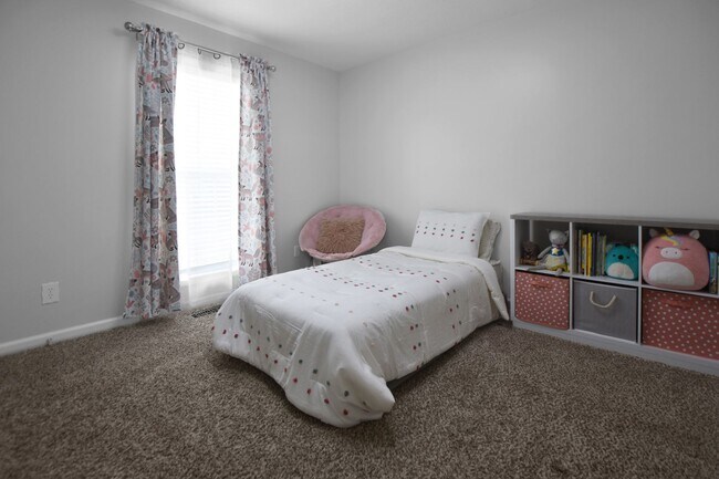 Building Photo - Three Bedroom with Bonus!