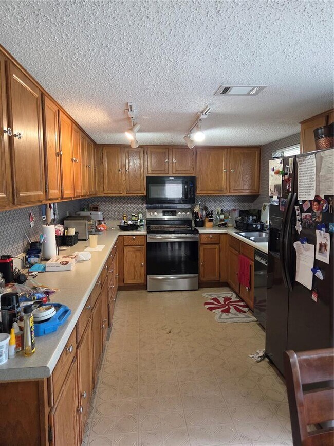 Building Photo - 8716 Clearbrook Trail