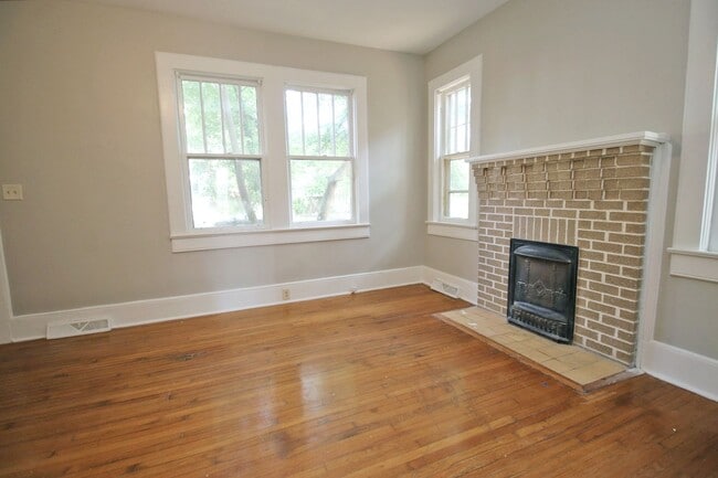 Building Photo - RENOVATED ONE BEDROOM, ONE BATH DUPLEX APARTMENT – AVAILABLE JULY 14TH!