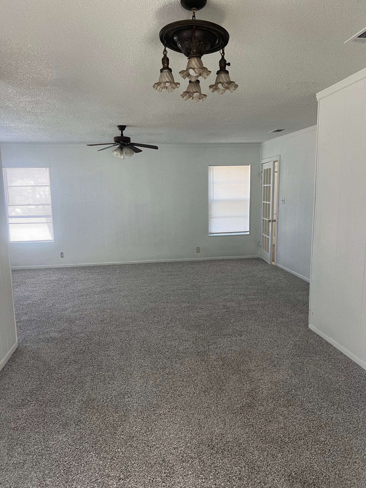 Building Photo - 126 E Colonial Dr