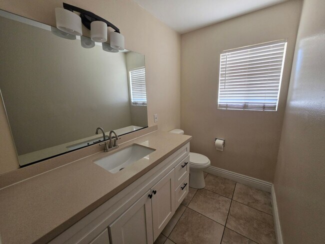 Building Photo - Two Bedroom Two Bathroom Duplex in Hemet!