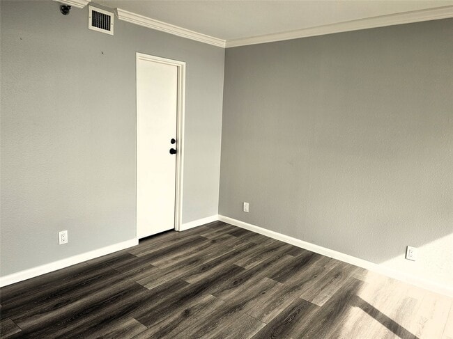 Building Photo - 5220 Seawall Blvd