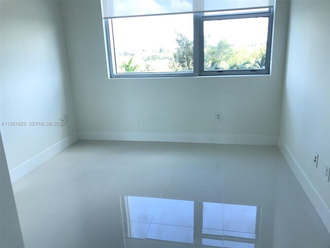 Building Photo - 2641 N Flamingo Rd