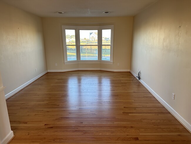Building Photo - 598 N Trotman Rd