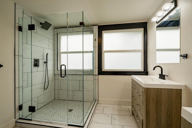 Building Photo - 6389 N Commercial Ave