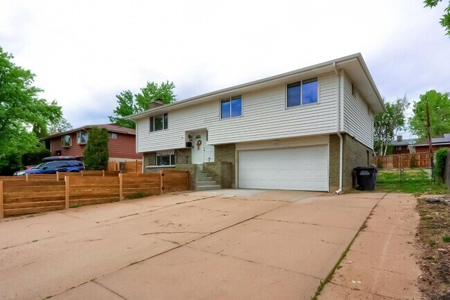 Primary Photo - 4 BED 3 BATH HOUSE NEAR CREAK PARK!!!