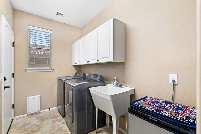 Building Photo - Welcome Home! This stunning 4 bedroom, 3 b...