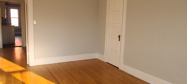 Building Photo - 1 Bedroom 3rd Floor Attic Apartment in Old...