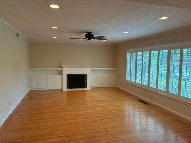 Building Photo - Beautiful 3 bedroom/1.5 bath Home in S. Land Park