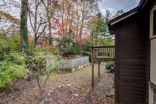 Building Photo - Large home in a beautiful setting close to all JC amenities