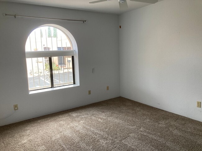 Building Photo - Northwest Townhouse