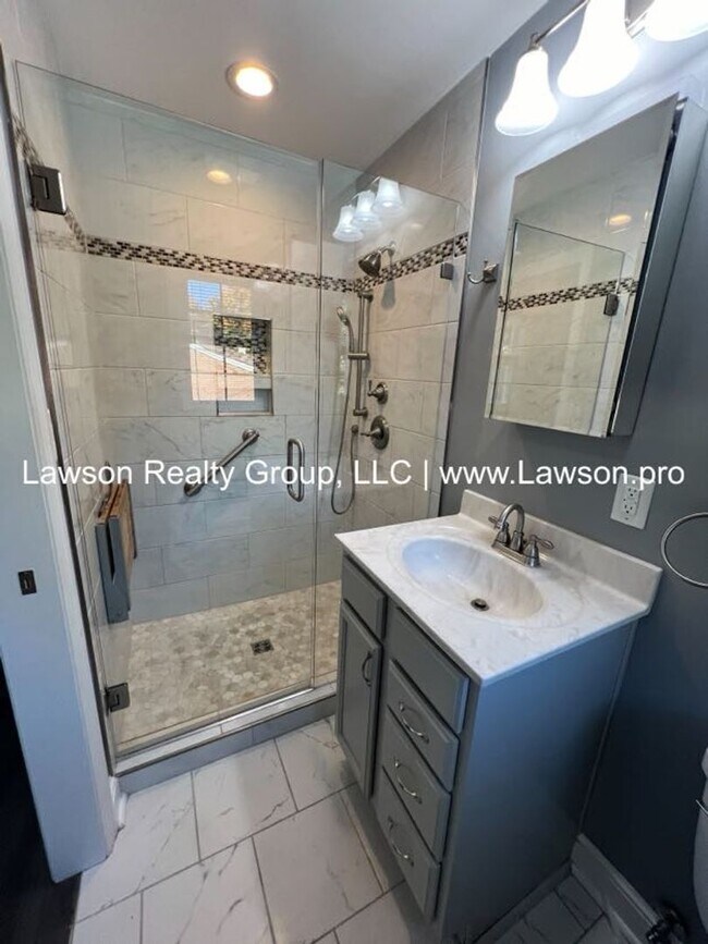 Building Photo - Very Nice & Spacious Home in Hidden Valley Neighborhood - Pet Friendly!