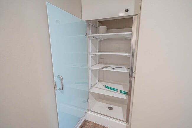 Building Photo - Unique 4-Bedroom, 3-story Live/Work Townhouse in the lushly landscaped Villa Metro Community!