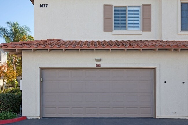 Building Photo - Highly Sought-After 3 Bed / 2.5 Bath Ranch...