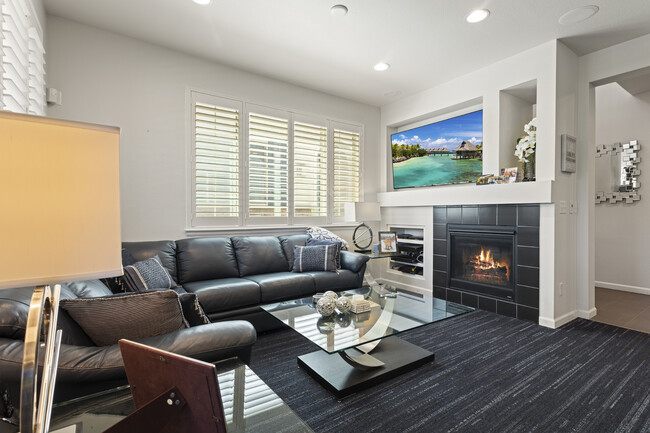 Living room with fireplace and sound - 8935 E Phillips Dr