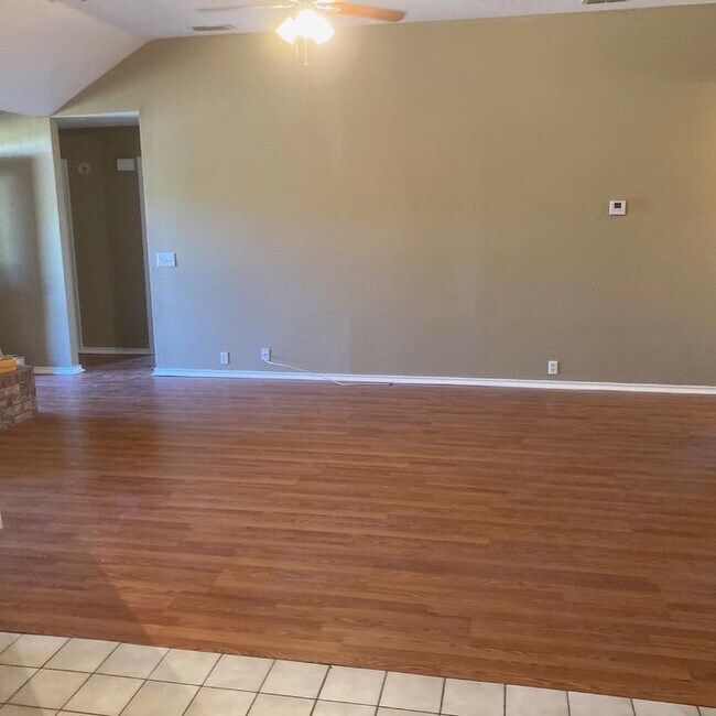 Building Photo - 1115 Hilton Dr