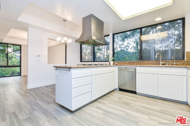 Building Photo - 268 S Lasky Dr