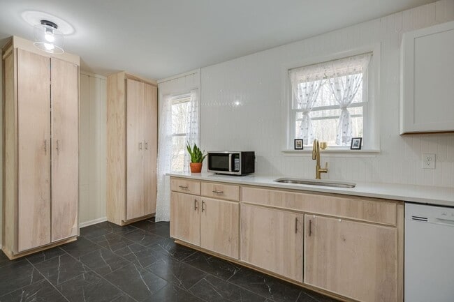 Building Photo - 514 Longview Dr