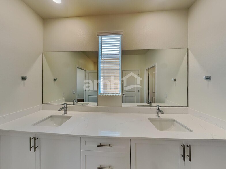 Building Photo - 494 Silverbell Fls Pl