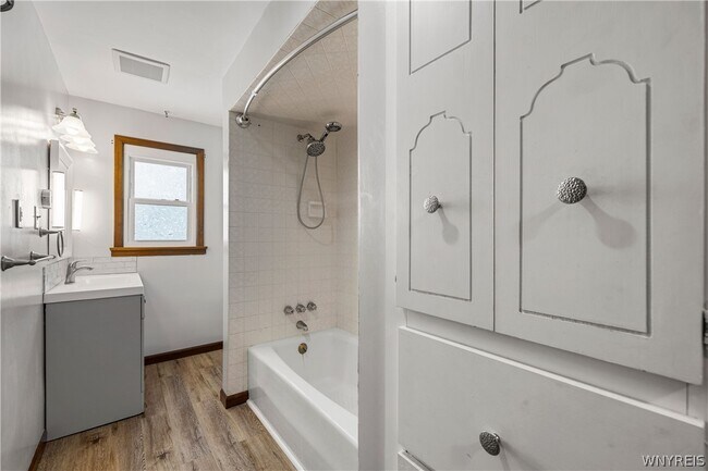 Building Photo - 133 Halstead Ave