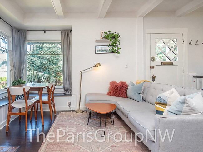 Building Photo - Remarkably Remodeled Queen Anne Home w/Air Conditioning!