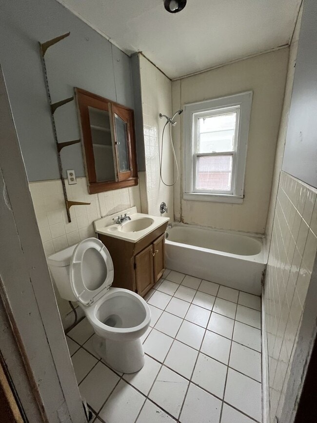 Building Photo - 162-164 Fernwood Ave