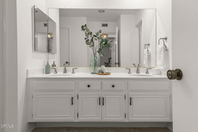 Building Photo - 640 S Lake Ave